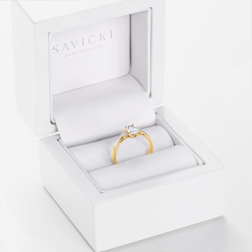 Pierścionek SAVICKI: złoty, biały szafir